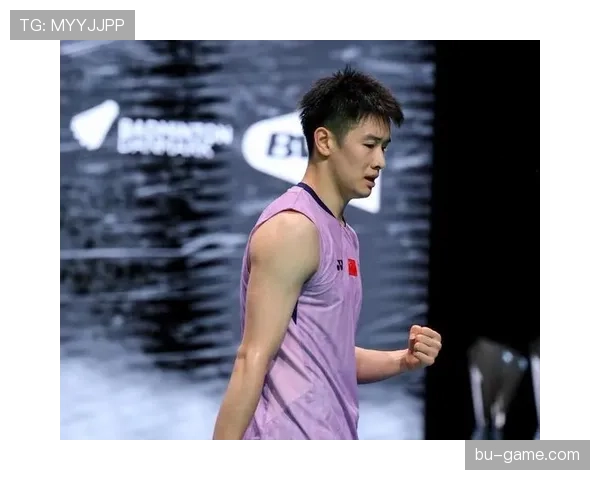 李诗沣训练完直接瘫在场边啃蛋白棒，这自律程度有点吓人